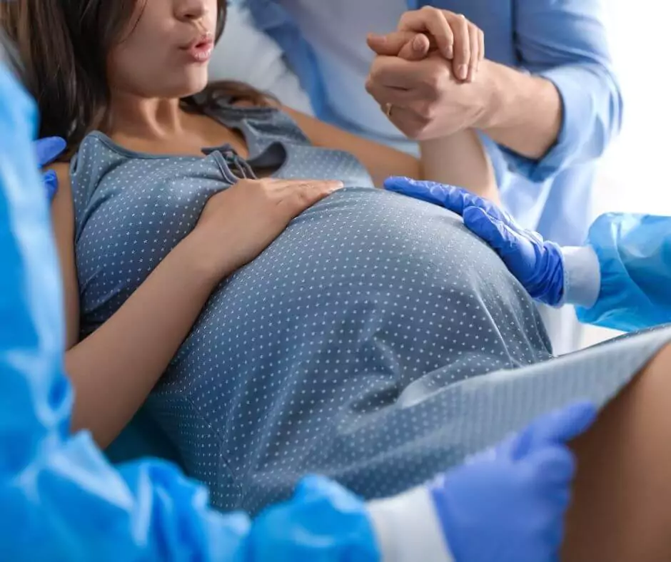 Akcja porodowa a ból pleców w ciąży- blog helloskarbie.pl