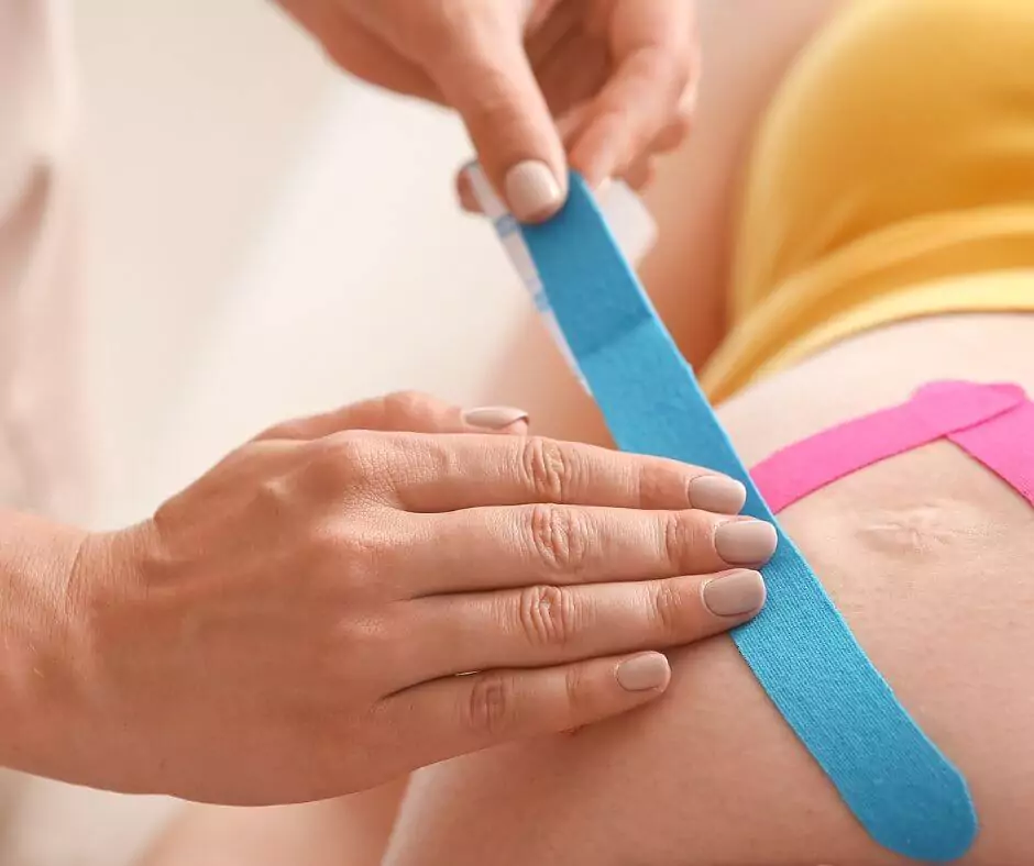 Kinesiotaping - sposób na bóle kręgosłupa w ciąży - blog helloskarbie.pl