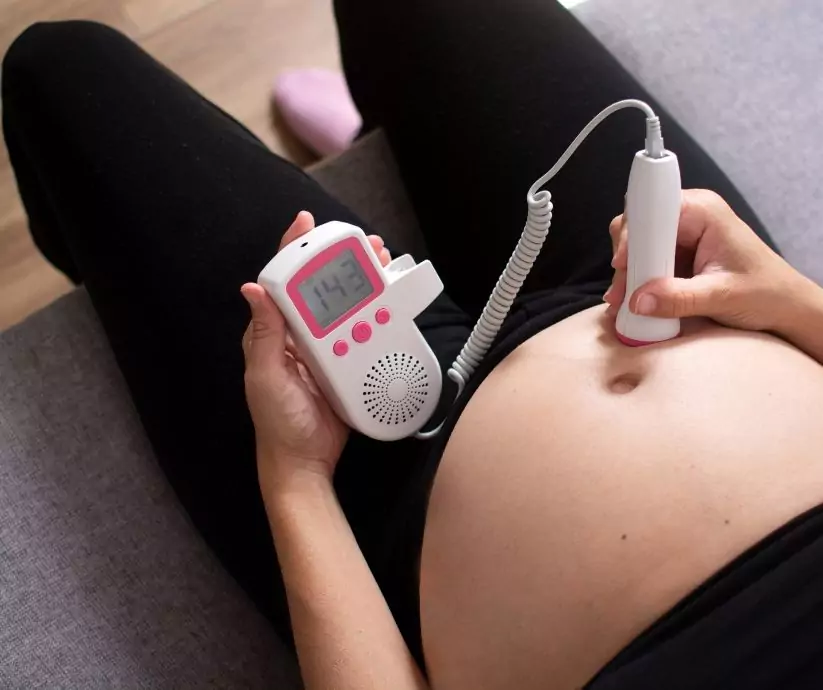 Kobieta mierząca tętno płodu w domu - blog helloskarbie.pl